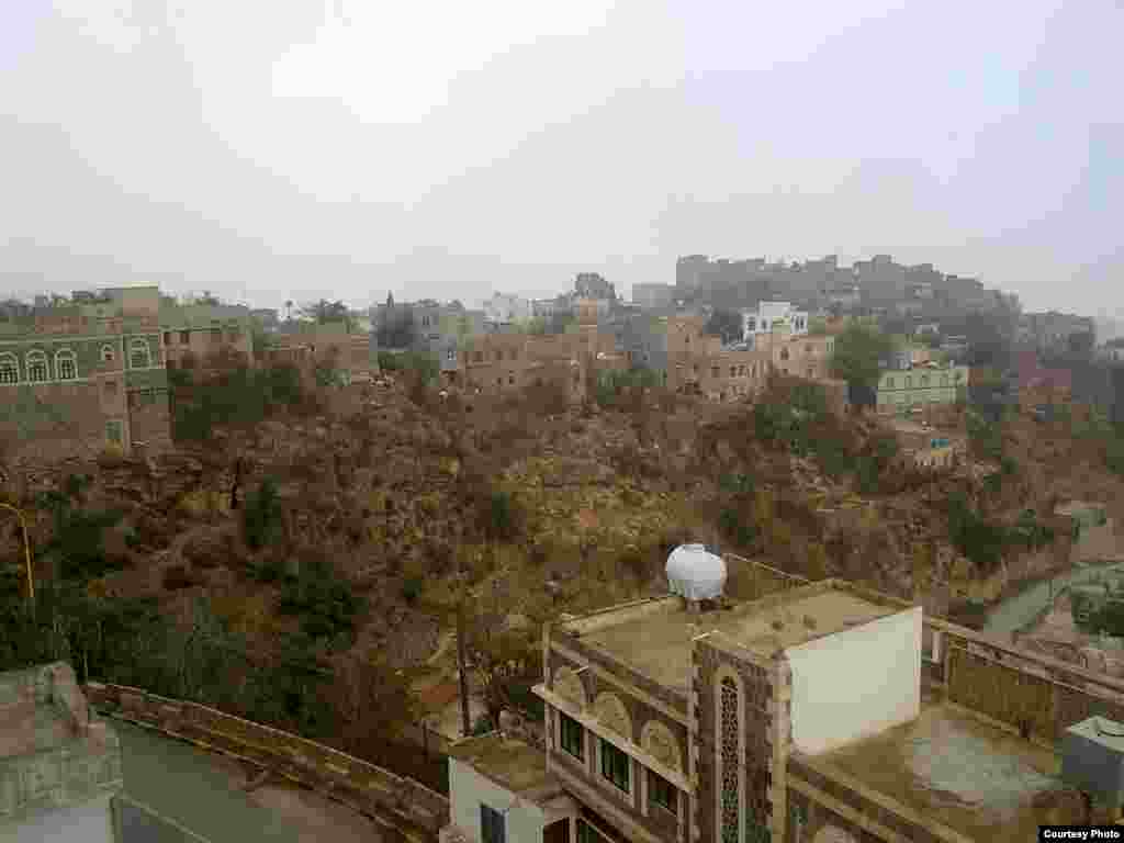 Азыркы Йемендеги турмуш. Дүйшөн Шаматов жиберген сүрөттөрдөн. 2-сүрөт. - “Азаттыктын” окурманы, илим доктору Дүйшөн Шаматов Йеменден “Окурмандын кат куржунуна” жиберген сүрөттөр. 2011-жылдын 17-февралы. 2-сүрөт.