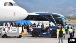 عکس آرشیوی از اخراج مهاجران غیرقانونی از آمریکا در دورهٔ دوم ریاست‌جمهوری دونالد ترامپ
