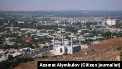 Ош шаарынын бир көрүнүшү. Сулайман-Тоонун боорундагы мечит. 