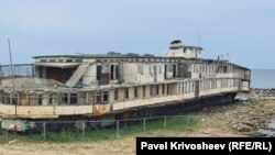 Теплохід «Князь Багратіон», що руйнується в бухті Капсель. Крим, Судак, серпень 2025 року