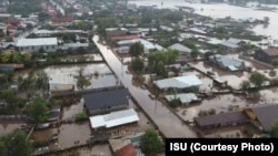 Politicile publice deficitare sau inexistente fac ca cele mai vulnerabile comunități să fie afectate de probleme care ar putea fi evitate. Aici orașelul Pechea din Galați în timpul inundațiilor din 2024.