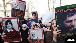 تجمع گروهی از مردم مقابل دفتر سازمان ملل در تهران علیه حکومت معمر قذافی در اسفندماه سال ۱۳۸۹. 