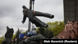 У Києві 26 квітня демонтували скульптуру, яка символізувала «возз'єднання України і Росії». Фото ілюстративне 