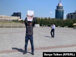 Мурат Мусабаев, житель столицы, поддерживает пикет в поддержку политзаключенных. Нур-Султан, 26 августа 2019 года.