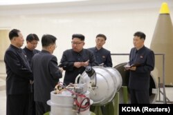 Лідэр КНДР Кім Чэн Ын з навукоўцамі