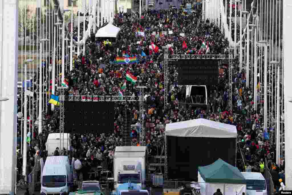 Протестующие собираются на акцию после того, как венгерский парламент принял закон, который запретит ЛГБТК+ сообществам проводить ежегодный марш гордости и введёт более широкие ограничения на свободу собраний. Будапешт, Венгрия, 8 апреля 2025 года. REUTERS/Bernadett Szabo