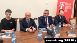 Уладзімеж Сулея (другі зьлева) падчас прэзэнтацыі кнігі