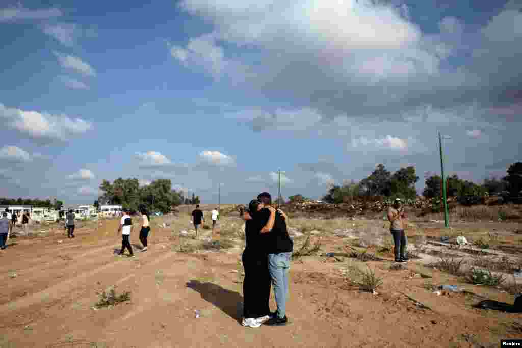سوگورای در محل کشته&zwnj;شدن دست&zwnj;کم ۲۶۰ نفر از شرکت&zwnj;کنندگان در یک کنسرت در نزدیکی مرز نواره غزه توسط شبه&zwnj;نظامیان حماس 