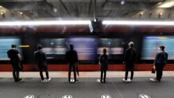 Соблюдающие дистанцию пассажиры стоят на платформе метро в Ницце после ослабления карантинных мер во Франции. 11 мая 2020 года.