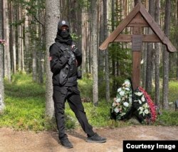 Провокатор из "!Русской общины" у памятника репрессированным в Сандармохе