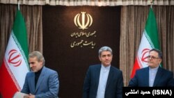  ولی‌الله سیف رئیس بانک مرکزی(چپ) علی‌طیب‌نیا وزیر اقتصاد و دارایی و محمدباقر نوبخت سخنگوی دولت