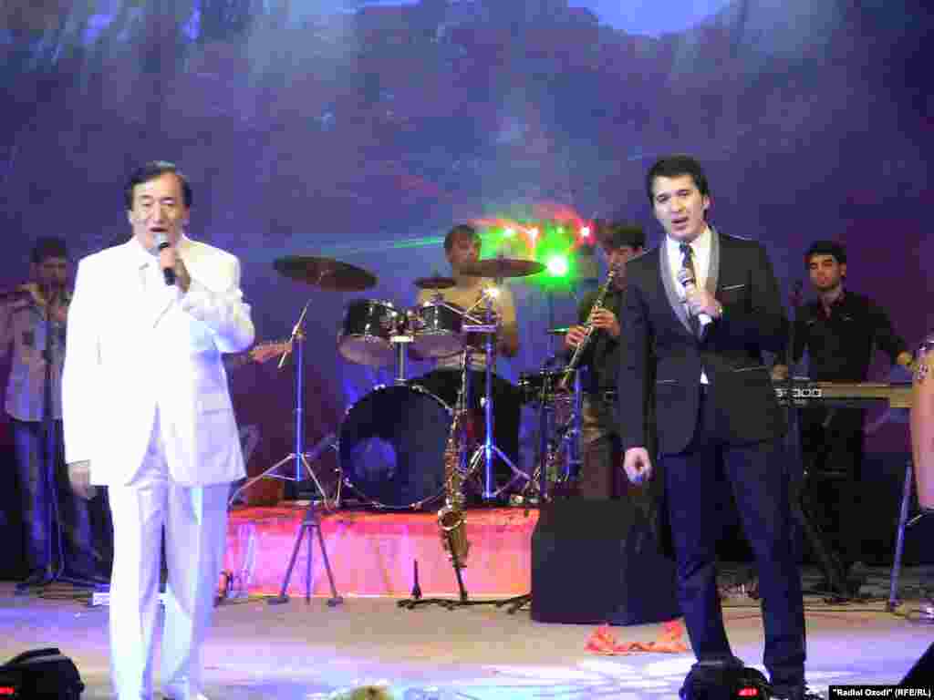 Ҷӯрабеки Мурод ҳамроҳи фарзанди овозхонаш -- Ҷонибеки Мурод