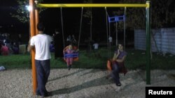 Все вместе члены многодетной грузино-осетинской семьи мечтают о домашнем компьютере, чтобы можно было находить в интернете разные интересные вещи, а кроме того, готовиться к школе