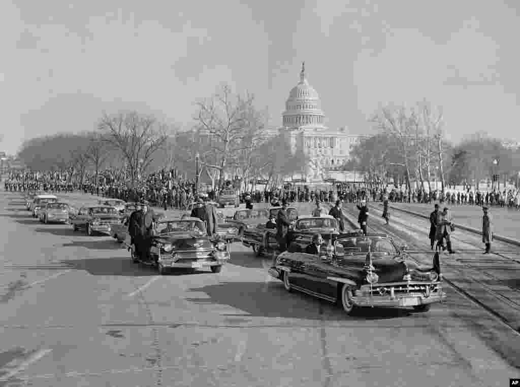 Картэж прэзыдэнта Джона Кенэдзі (бяз шапкі ў галоўнай машыне) пад&#39;яжджае да Пэнсыльванія-авэню пасьля яго інаўгурацыі 20 студзеня 1961 году. Кенэдзі быў забіты ў лістападзе 1963 году.