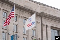 АҚШ-тың халықаралық даму агенттігі (USAID) кеңсесі алдындағы АҚШ пен осы ұйымның тулары. Вашингтон, 3 ақпан, 2025 жыл.