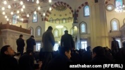 Пятничная молитва в мечети "Артогрул Газы", Ашхабад (иллюстрация)