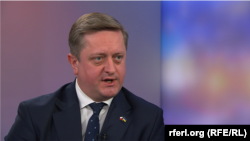 «Якщо говоримо про посольство, оскільки ДП «Документ» не є складовим підрозділом посольства, то ми видаємо паспорти без проблем», – сказав Василь Зварич
