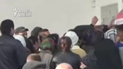 Pensiyalar verilir, uzun növbələrdir...