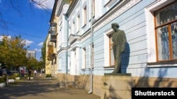 Пам’ятник українському художнику-живописцеві Іллі Рєпіну в Києві біля Національного музею «Київська картинна галерея»