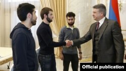 Armenia -- Prime Minister Karen Karapetian meets with representatives students protesting against government plans to mostly abolish military draft deferments, 9Nov2017.