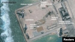 Строительство на одном из искусственных островов в архипелаге Спратли, сооруженном Китаем