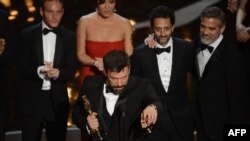 "Арго" тасмасынын режиссеру жана продюсерлеринин бири Бен Аффлек салтанат учурунда. Голливуд, 24-февраль, 2013.
