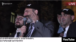 Премьер-министр Никол Пашинян рассказывает собравшимся у здания парламента гражданам о результатах своих переговоров с парламентскими фракциями, Ереван, 3 октября 2018 г.