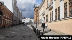 Рэвалюцыйная (Койданаўская) вуліца. Справа — фрагмэнт дому, куды пераедзе малая сцэна Купалаўскага тэатру