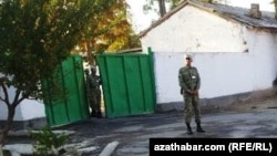 Türkmenistan. Goşun bölümlerinde esgerleriň açlyk, hapaçylyk ýaly şertlerde saklanmagy we zuluma sezewar edilmegi köpçülige wagtal-wagtal mälim bolýar.