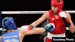 Анвар Юнусов, муштзани тоҷик (аз тарафи рост)