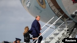 АКШ президенти Доналд Трамп жубайы Мелания менен учакка кирүүдө. Флорида. 2020-жылдын 31-декабры. 