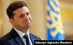 Комік і актор Володимир Зеленський відразу піcля зйомки для серіалу «Слуга народу», де він грає роль президента України Василя Голобородька. Київ, 6 березня 2019 року