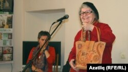 Софья Кузминых үзе эшләгән букчаны күрсәтә, анда Зилант төшерелгән икән