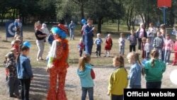 Кандидат на народного депутата від Партії регіонів по 105-му виборчому округу Сергій Горохов на відкритті дитячого майданчика в Луганську 8 вересня 2012 року