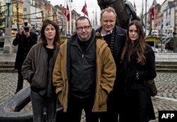 Ларс фон Трыер з акторамі на прэм'еры фільма ў Капэнгагене