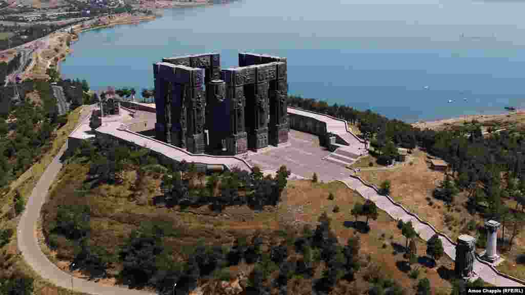 Мемориальный комплекс «Летопись Грузии» у Тбилисского моря (1985—2003).