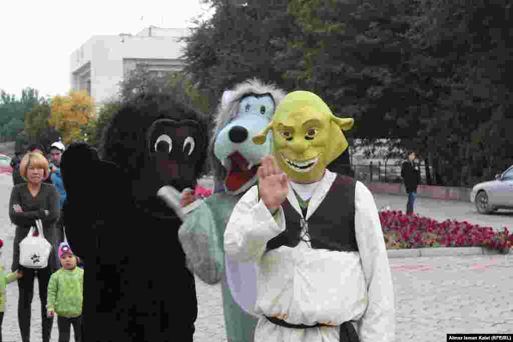 Гостей встречали ростовые куклы.