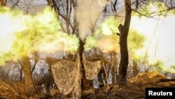 Військовослужбовці 24-ї ОМБр ЗСУ ведуть вогонь із самохідної гаубиці M109 Paladin поблизу Часового Яру, 28 лютого 2025 року