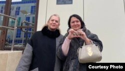 Диляра Гайсина (справа) и её юрист Гульсина Даминова на крыльце арбитражного апелляционного суда в Самаре. Фото из активистских чатов