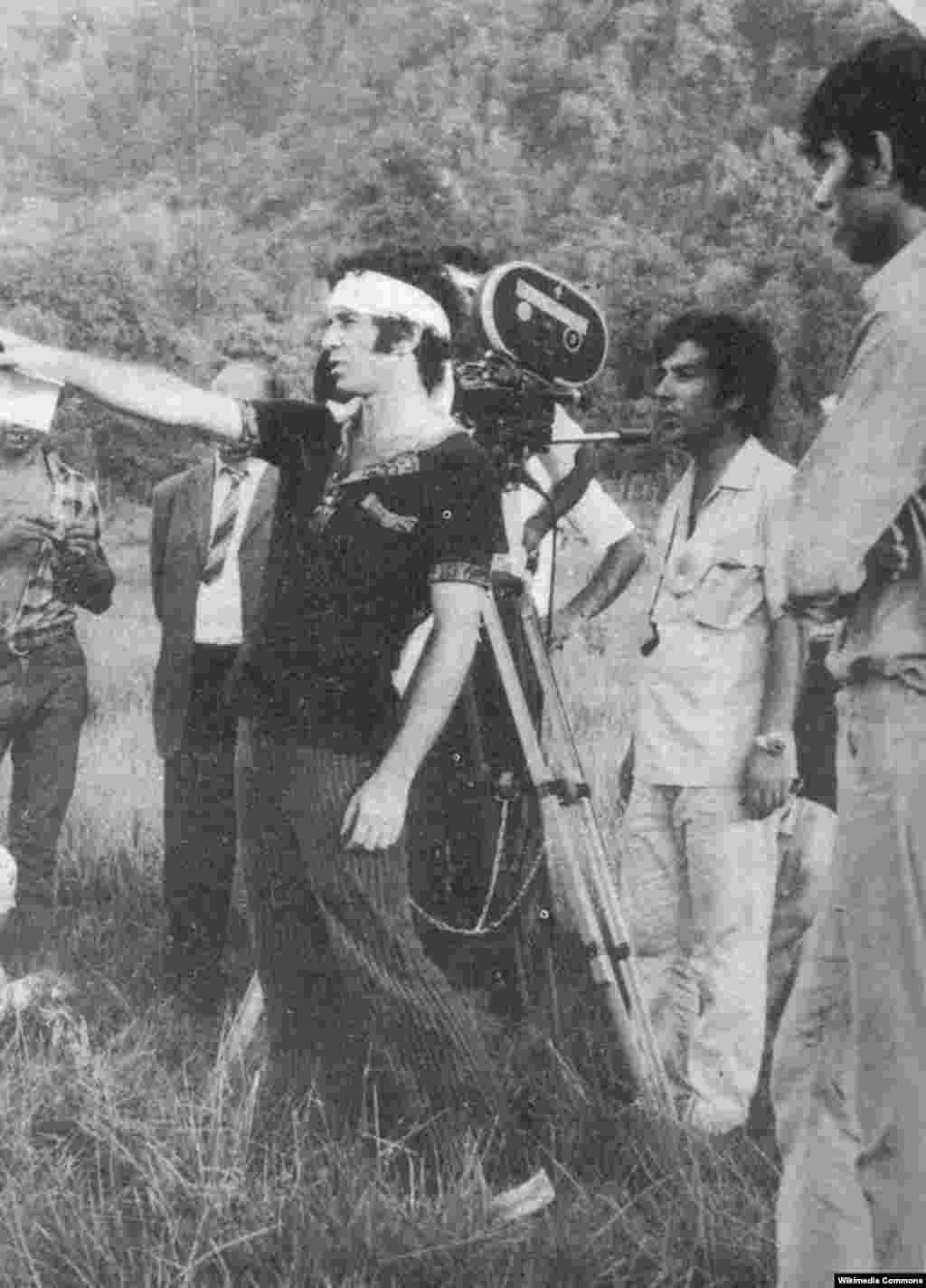 داریوش مهرجویی در پشت صحنه فیلم &laquo;پستچی&raquo;