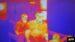 حرارت سنج برای تشخیص دمای مسافران در فرودگاه اندونزی