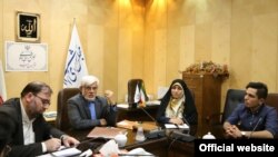 دیدار اعضای انجمن اسلامی دانشجویی دانشگاه علوم پزشکی اصفهان با محمدرضا عارف (نفر دوم از چپ).