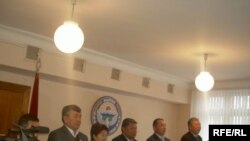 Шайлоо алдында гимн ырдалууда