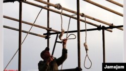 Дар арқанын іліп жатқан адам. (Көрнекі сурет)  