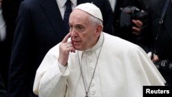 «Я закликаю до діалогу, відмови від насильства і поваги до справедливості і прав», – сказав понтифік у своєму недільному зверненні