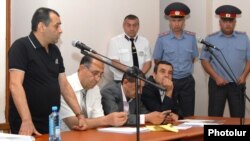 Ամբաստանյալ Խաչատուր Պողոսյանը (ձ) ցուցմունք է տալիս դատարանում, 20-ը հունիսի, 2013