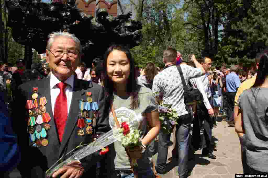 Серикболсын Абдильдин, бывший лидер Компартии Казахстана, с внучкой. Алматы, 9 мая 2014 года.
