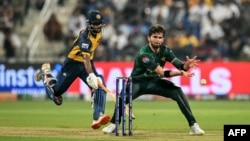 د پاکستان شاهین شاه اپرېدی د منډې پر مهال د سري لنکايي بیټر چامېکا کرونارتنې د سوځولو هڅه کوي - انځور له ارشیفه.