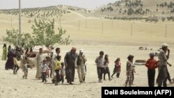 گروهی از خانواده‌های آواره سوری پس از تشدید درگیری‌های در حوالی منبج