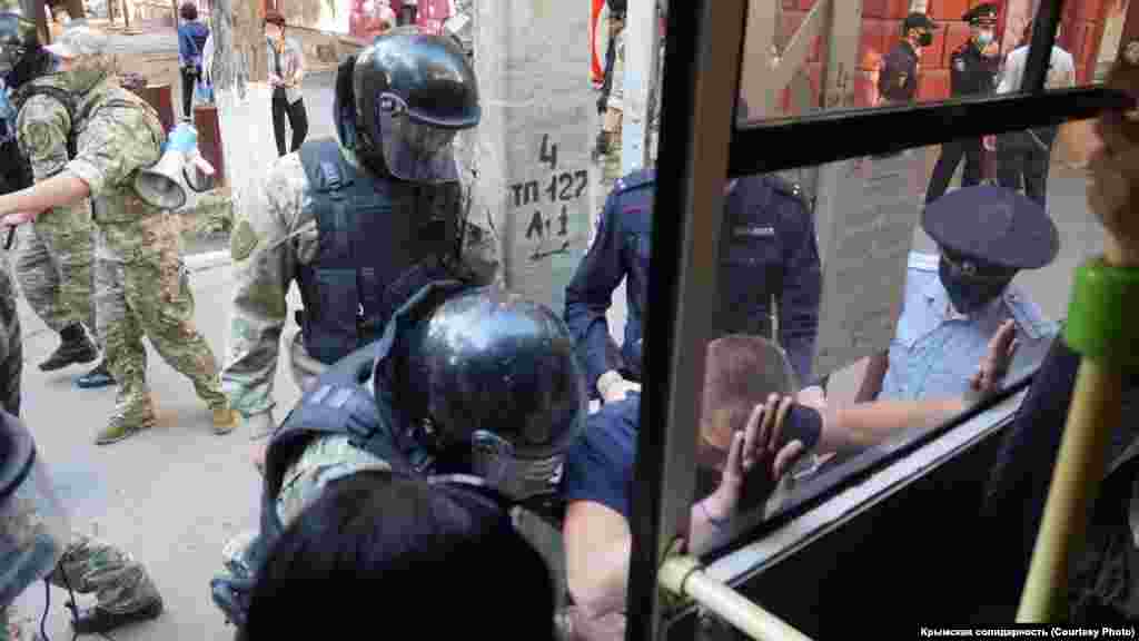 Qırımtatar faalleriniñ malümatına köre, quvetçiler qaba küç qullandı